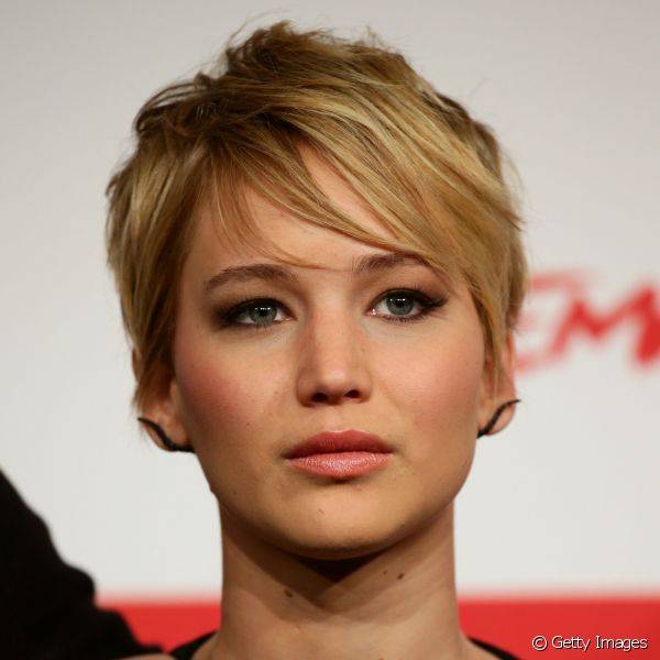 A atriz que interpreta 'Katniss Everdeen' em 'Jogos Vorazes' aposta em batons claros